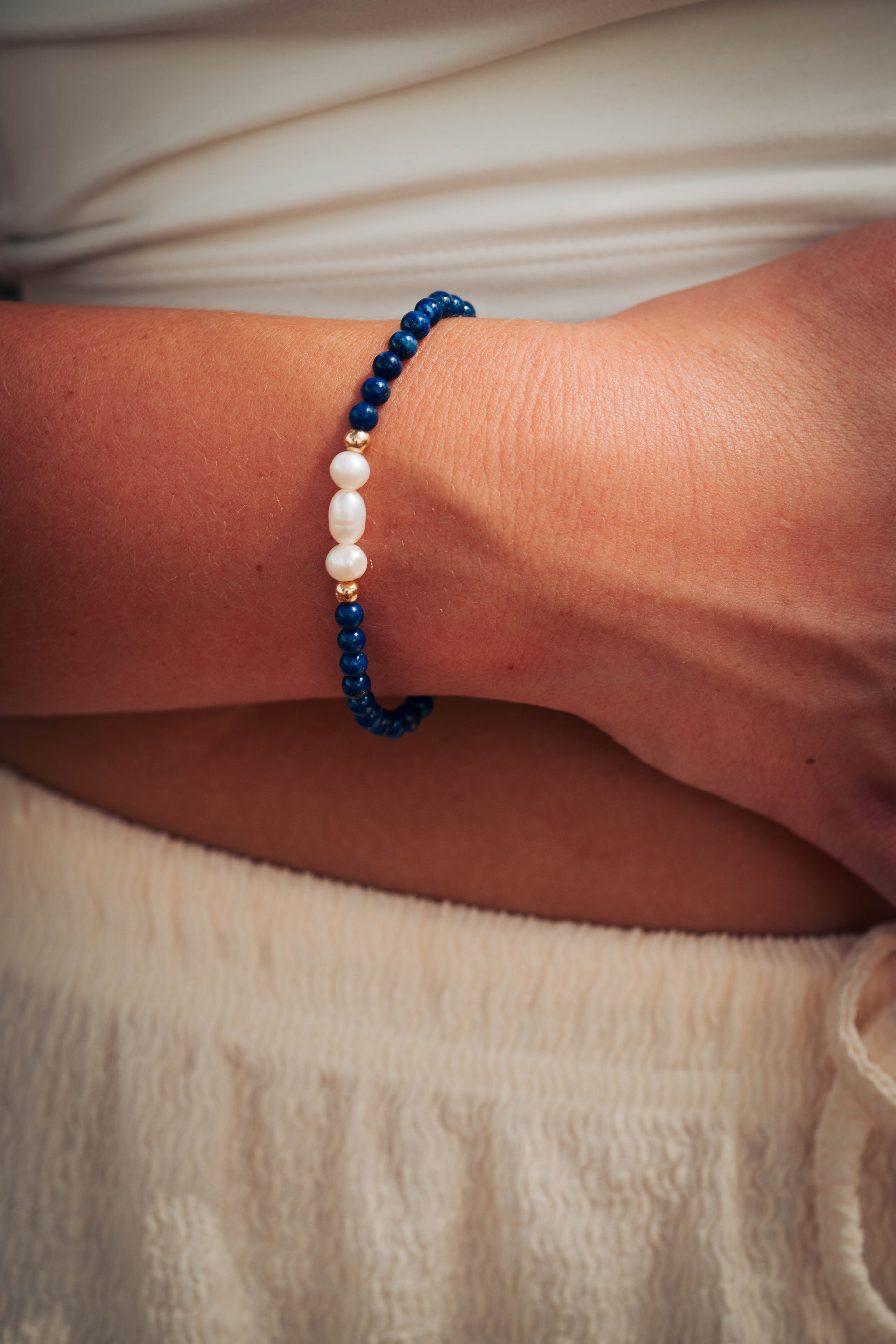 צמיד לאפיס לאזולי עם פנינים