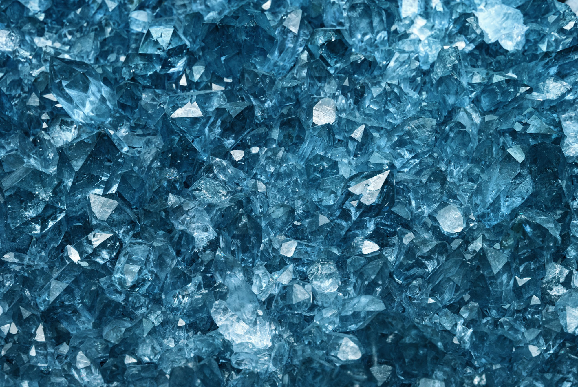 קריסטלים בטכנולוגיה – כשהטבע פוגש את ההיי-טק