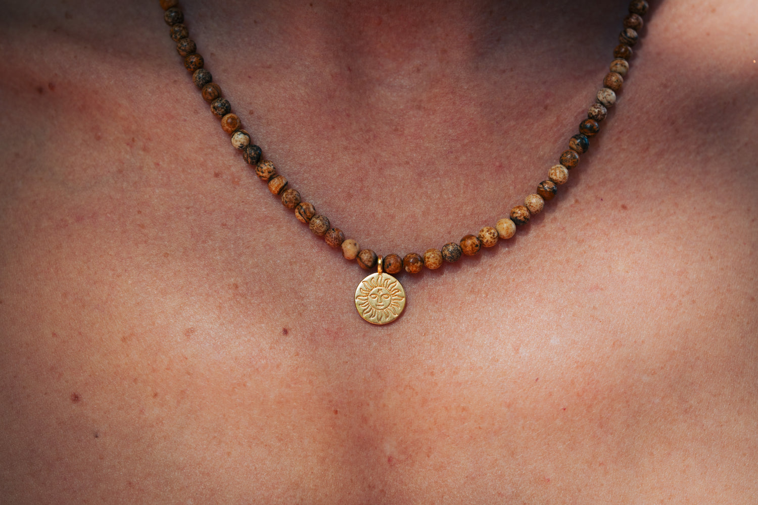 שרשרת שמש ג׳ספר חום‎