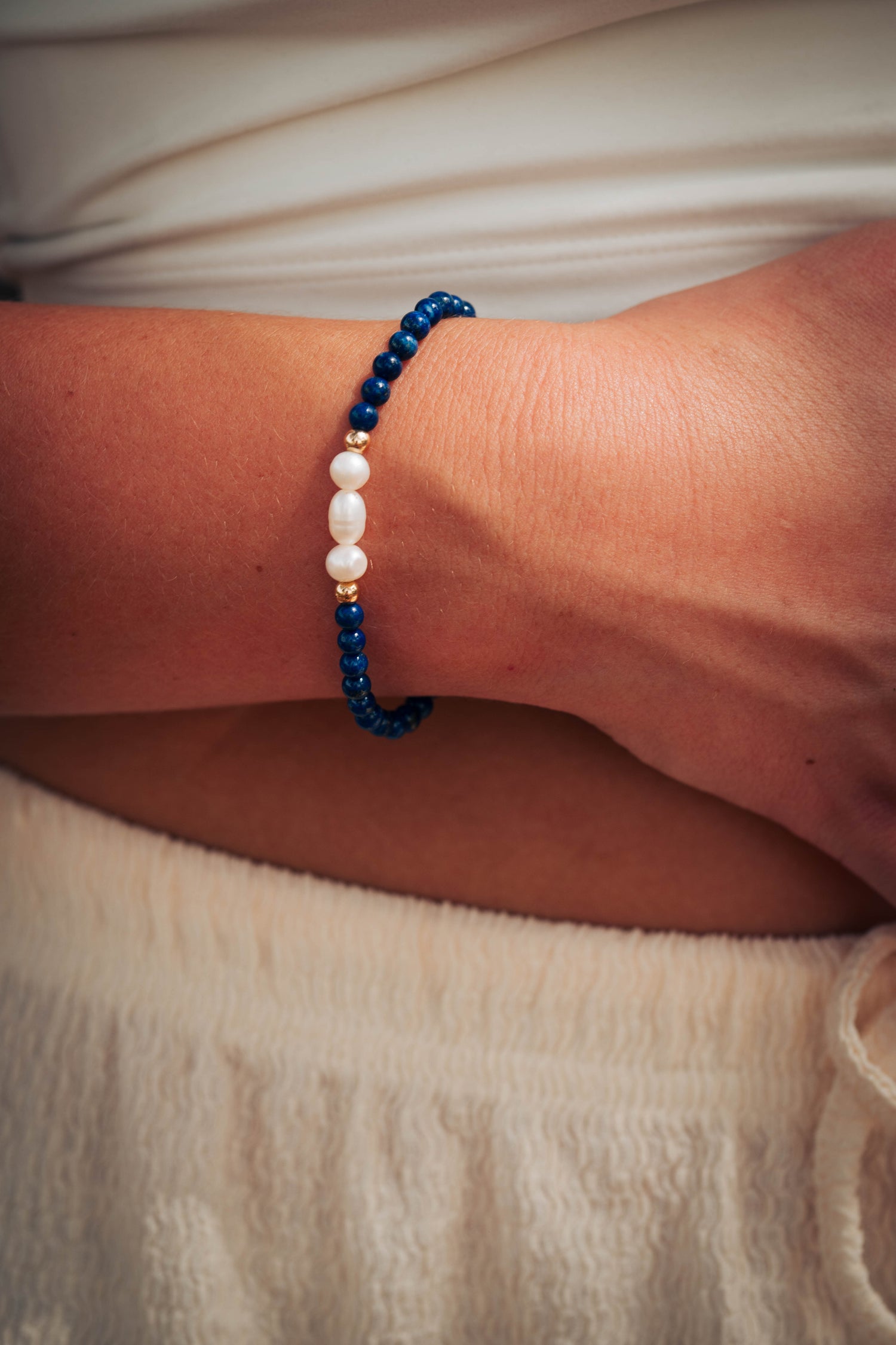 צמיד לאפיס לאזולי עם פנינים‎